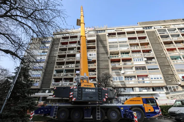 Taj krov, težak oko 150 tona tona, nakon nedavnih potresa koji su zahvatili Sisačko-moslavačku županiju, prijeti odlamanjem od ostatka zgrade i padom na vrlo prometnu cestu zbog čega je Prometno redarstvo trakom ogradilo nogostup i prilaze zgradi.