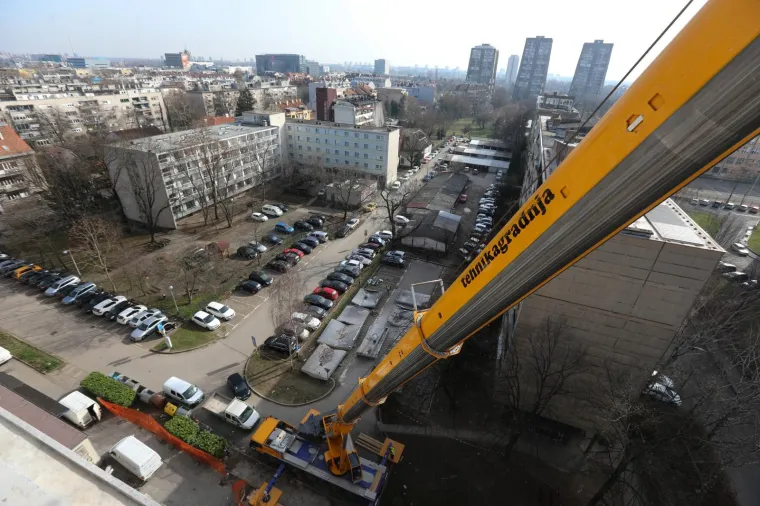 STANOVNICI MORNARSKE ZGRADE U ZAGREBU MOGU MIRNO SPAVATI: Skinuta posljednja ploča nadstrešnice stradale u potresu