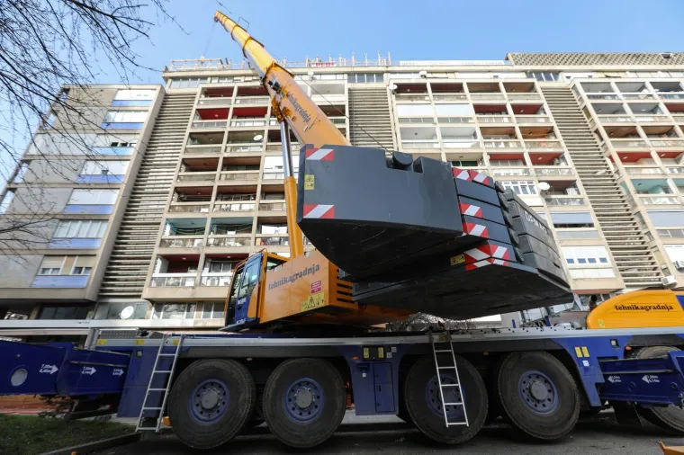 STANOVNICI MORNARSKE ZGRADE U ZAGREBU MOGU MIRNO SPAVATI: Skinuta posljednja ploča nadstre&scaron;nice stradale u potresu