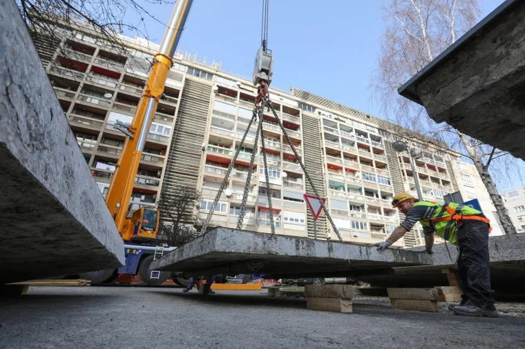 STANOVNICI MORNARSKE ZGRADE U ZAGREBU MOGU MIRNO SPAVATI: Skinuta posljednja ploča nadstre&scaron;nice stradale u potresu