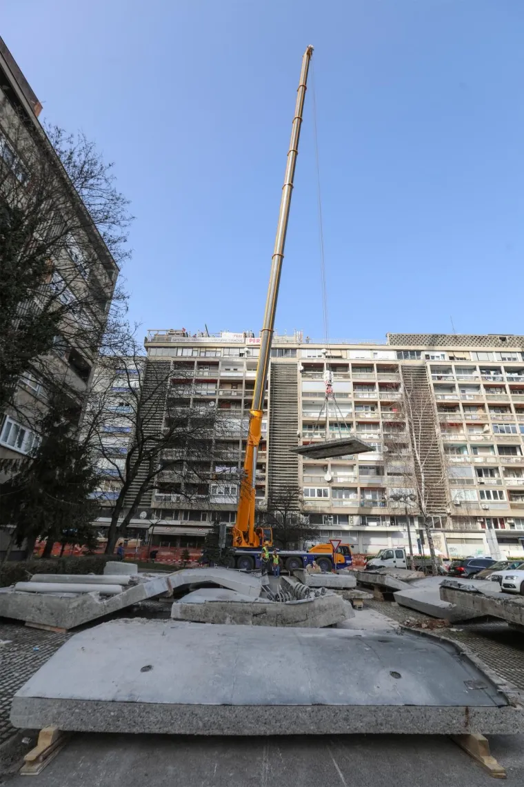 STANOVNICI MORNARSKE ZGRADE U ZAGREBU MOGU MIRNO SPAVATI: Skinuta posljednja ploča nadstre&scaron;nice stradale u potresu