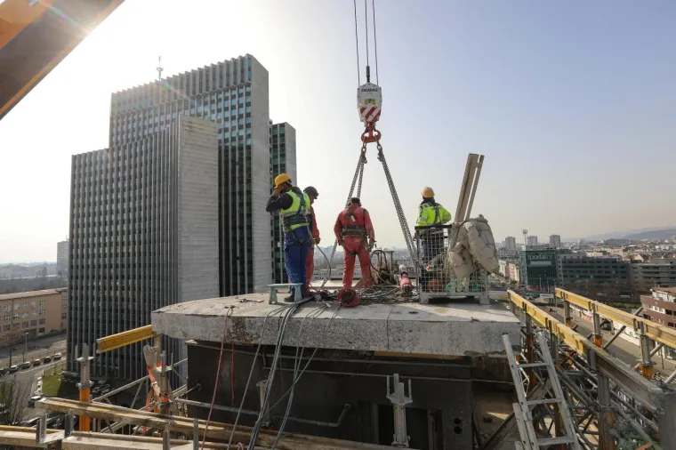 STANOVNICI MORNARSKE ZGRADE U ZAGREBU MOGU MIRNO SPAVATI: Skinuta posljednja ploča nadstre&scaron;nice stradale u potresu