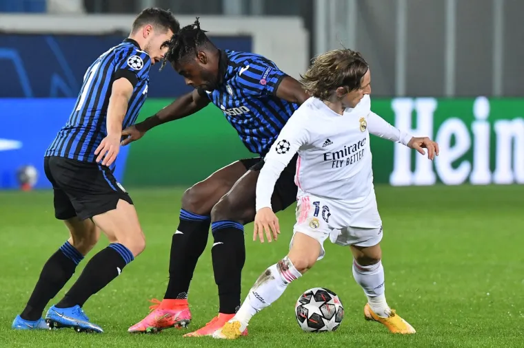 U Bergamu je Atalanta ugostila Real Madrid i od 17. minute igrala s igračem manje zbog isključenja Freulera. No, gosti su brojačnu prednost uspjeli iskoristiti tek u 86. minuti kad je Francuz Ferland Mendy preciznim udarcem s dvadesetak metara pogodio lijevi donji kut domaćeg gola.  Luka Modrić je odigrao cijelu utakmicu i bio jedan od istaknutijih pojedinaca u pobjedničkoj momčadi, a Mario Pašalić je za Atalantu igrao od 30. minute kad je zamijenio ozlijeđenog Zapatu.