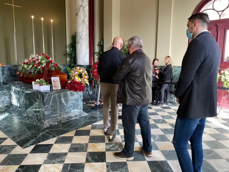 Rodbina, obitelj, prijatelji i njegove rukometašice oprostili su se u četvrtak poslijepodne na zagrebačkom Mirogoju od velikana hrvatskog rukometa Zlatka Saračevića.  Među ožalošćenima bili su i njegovi suigrači iz zlatne Atlante 1996., Smajlagić, Jović, Matošević, Ćavar.....kao i članovi još jedne zlatne generacije hrvatskog rukometa Balić, Metličić, Džomba, Zrnić... Legendarni Sarač preminuo je iznenada u subotu od zatajenja srca nakon utakmice Podravke i Lokomotive. Ostat će upamćen kao jedan od najboljih hrvatskih rukometaša u povijesti i obožavani trener.