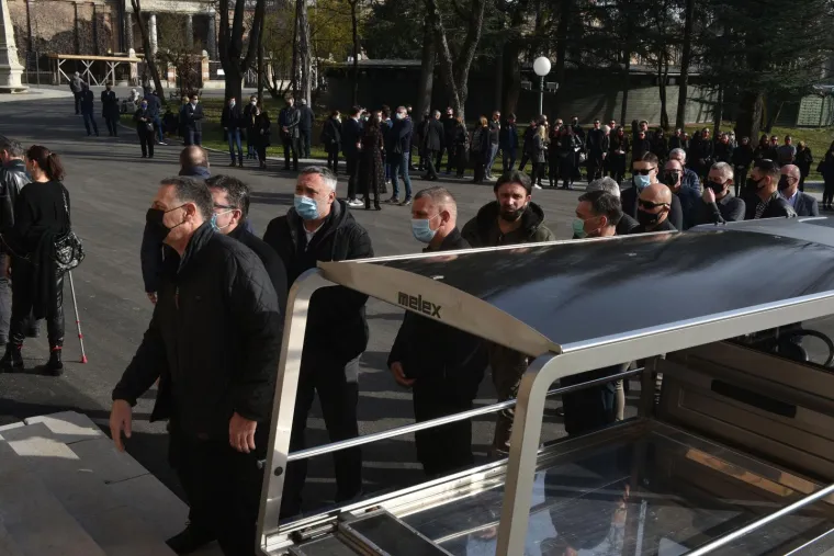 ZLATKO SARAČEVIĆ POKOPAN NA MIROGOJU: Na sprovodu bili obitelj, bivši suigrači i rukometašice Podravke