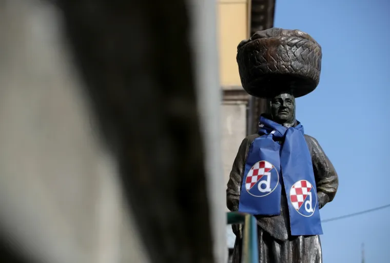 Kip kumice na Dolcu, Marije Jurić Zagorke u Tkalčićevoj ulici i Stjepana Radića na početku Petrijske ogrnuti su Dinamovim &scaron;alom na dan utakmice protiv Krasnodara u Europskoj ligi. Photo: Sanjin Strukic/PIXSELL