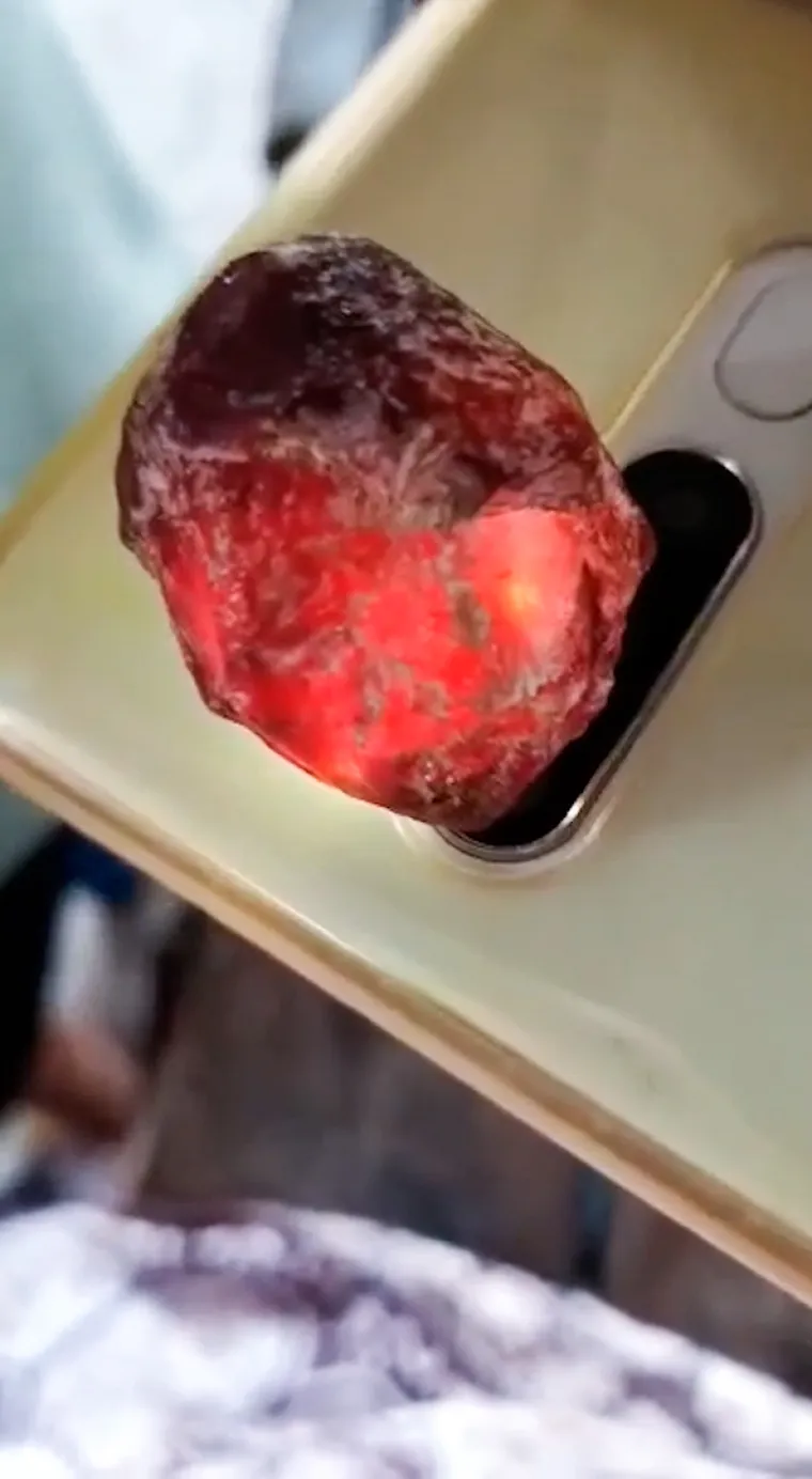 Mantana kaže da sada čeka da stručnjaci za minerale ispitaju njezin kamen kako bi saznali je li riječ o meteoritu ili nečemu vrednijem.