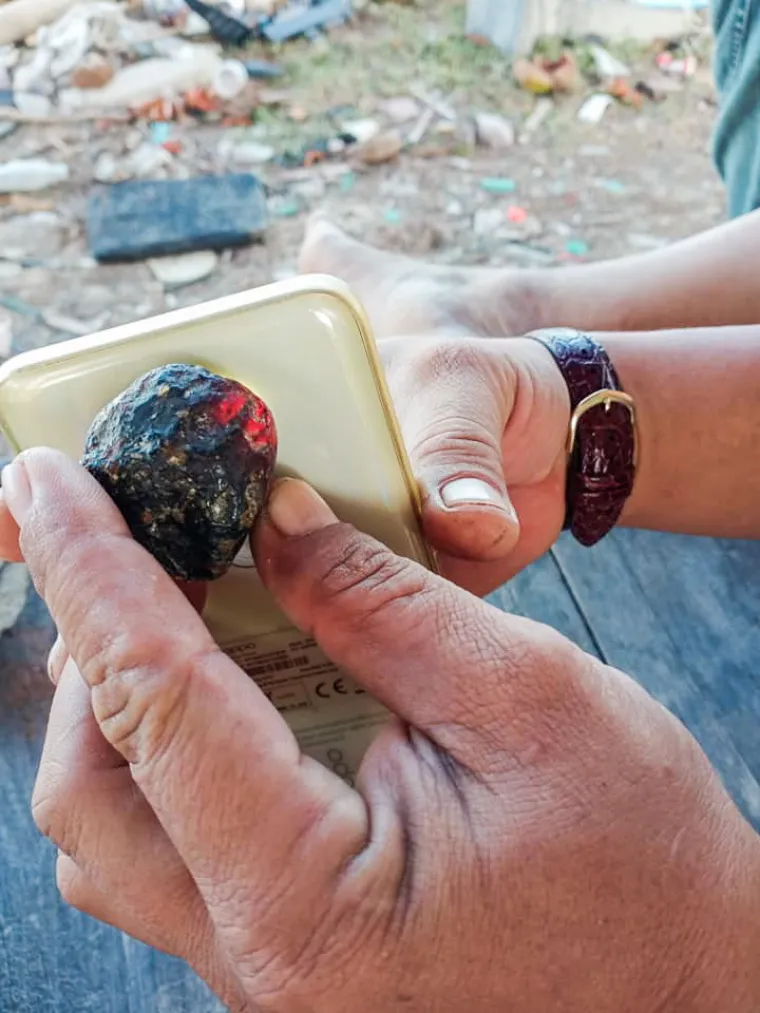 Mantana Dao Pibul igrala se na plaži kada je 22. veljače pronašla bizaran mineral u provinciji Nakhon Si Thammarat na Tajlandu.