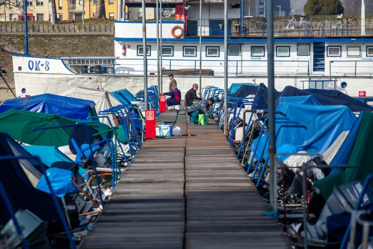 OSJEČKI RIBIČI U AKCIJI: Dok prolaznici šetaju promenadom u centru grada, oni uživaju loveći ribu