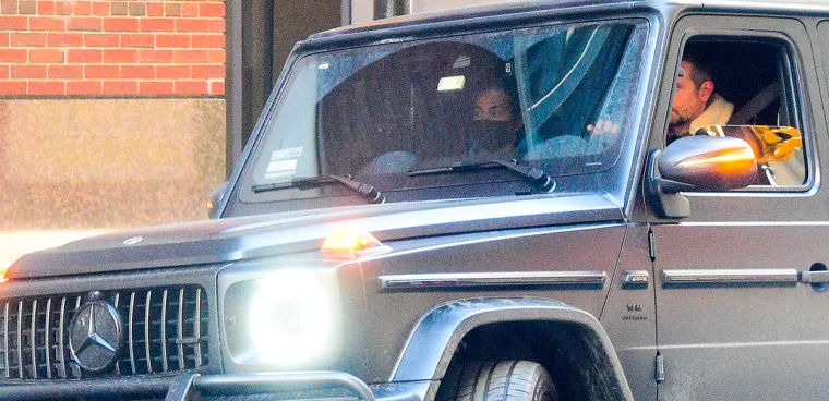 Manekenka Irina Shayk i glumac Bradley Cooper uhvaćeni su zajedno u New Yorku. Bivši par bio je bez svoje kćerkice Lee, a nakon što je Irina sjela na mjesto suvozača u glumčevom automobilu, par se uputio u nepoznatom smjeru. Foto: Profimedia