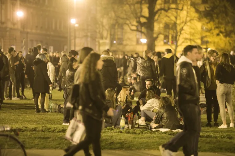 Zagreb dupkom pun! Stotine mladih tulumarilo je i sinoć kod HNK, policije nije bilo na vidiku