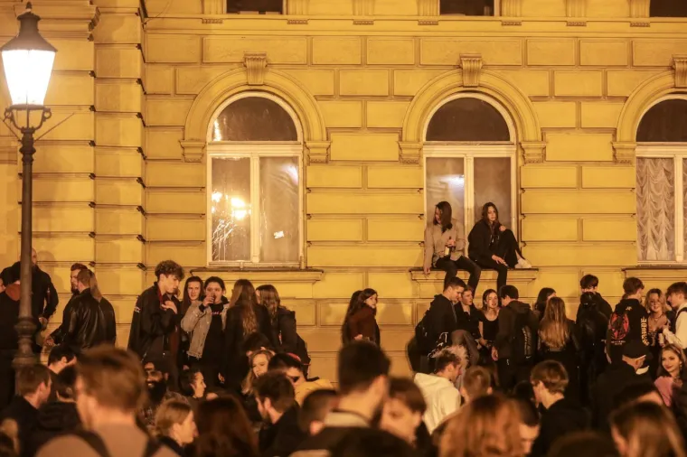 Zagreb dupkom pun! Stotine mladih tulumarilo je i sinoć kod HNK, policije nije bilo na vidiku