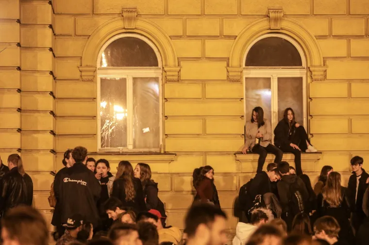 Zagreb dupkom pun! Stotine mladih tulumarilo je i sinoć kod HNK, policije nije bilo na vidiku