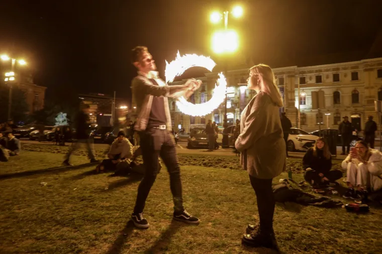 Zagreb dupkom pun! Stotine mladih tulumarilo je i sinoć kod HNK, policije nije bilo na vidiku