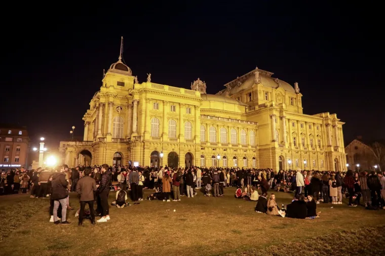 Zagreb dupkom pun! Stotine mladih tulumarilo je i sinoć kod HNK, policije nije bilo na vidiku