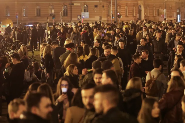 Zagreb dupkom pun! Stotine mladih tulumarilo je i sinoć kod HNK, policije nije bilo na vidiku