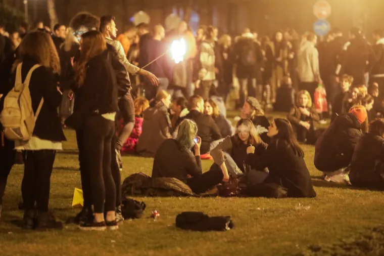 Zagreb dupkom pun! Stotine mladih tulumarilo je i sinoć kod HNK, policije nije bilo na vidiku