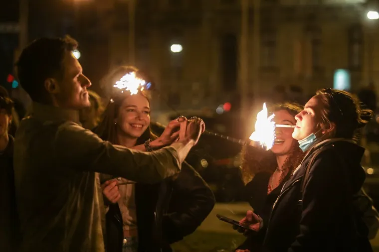 Zagreb dupkom pun! Stotine mladih tulumarilo je i sinoć kod HNK, policije nije bilo na vidiku
