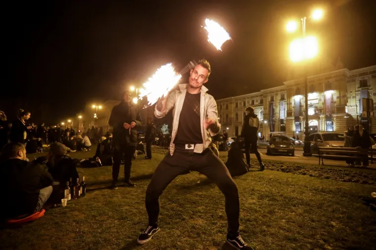 Zagreb dupkom pun! Stotine mladih tulumarilo je i sinoć kod HNK, policije nije bilo na vidiku