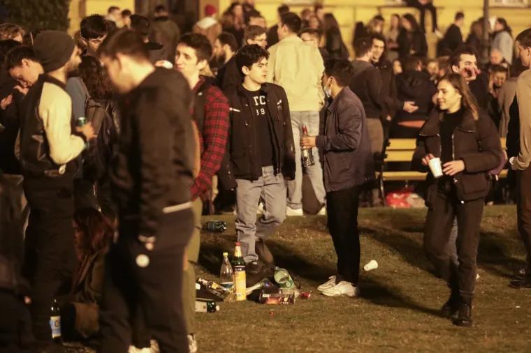 Zagreb dupkom pun! Stotine mladih tulumarilo je i sinoć kod HNK, policije nije bilo na vidiku