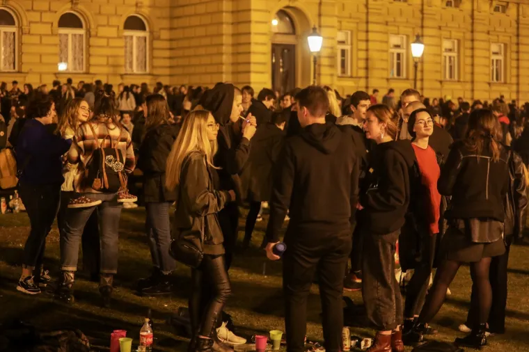Zagreb dupkom pun! Stotine mladih tulumarilo je i sinoć kod HNK, policije nije bilo na vidiku