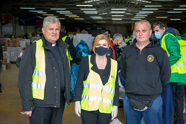 Biv&scaron;a predsjednica Grabar-Kitarović volontirala u potresom pogođenom području: Sortirala je odjeću i obuću