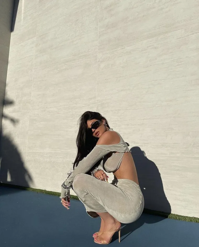 PRIMJEĆUJETE LI NE&Scaron;TO NEOBIČNO NA PAPARAZZO FOTKAMA KYLIE JENNER? Ako vas ovo ne uvjeri da je Instagram laž, onda ni&scaron;ta neće