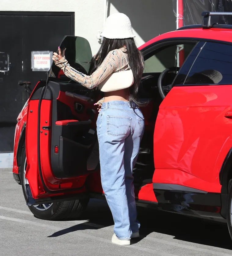 Kylie Jenner, 23-godi&scaron;nja reality zvijezda i beauty mogulica, nedavno je snimljena u Los Angelesu u zanimljivom modnom izdanju. Odjenula je kratki top i traperice, a lice je prekrila &scaron;e&scaron;irom i za&scaron;titnom maskom. Ipak, fanovima je za oko zapelo to &scaron;to na paparazzo fotkama ne izgleda ni približno kao na onima koje objavljuje na Instagramu.