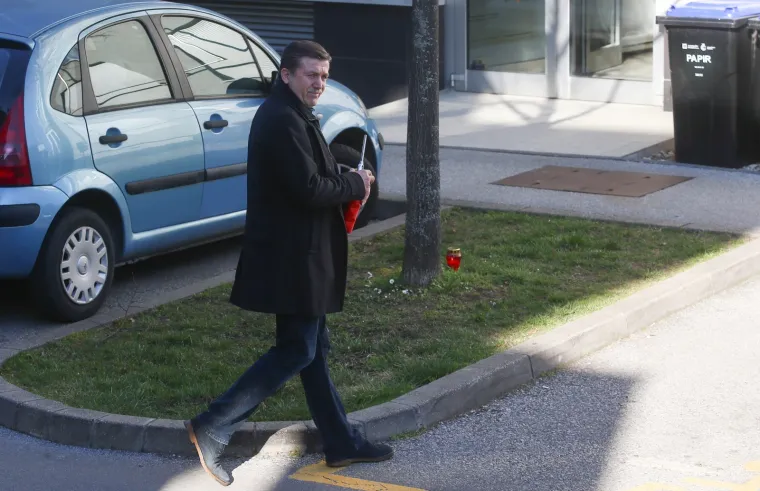 Opro&scaron;taj od Bandića: Građani pale svijeće ispred zgrade u kojoj je živio gradonačelnik