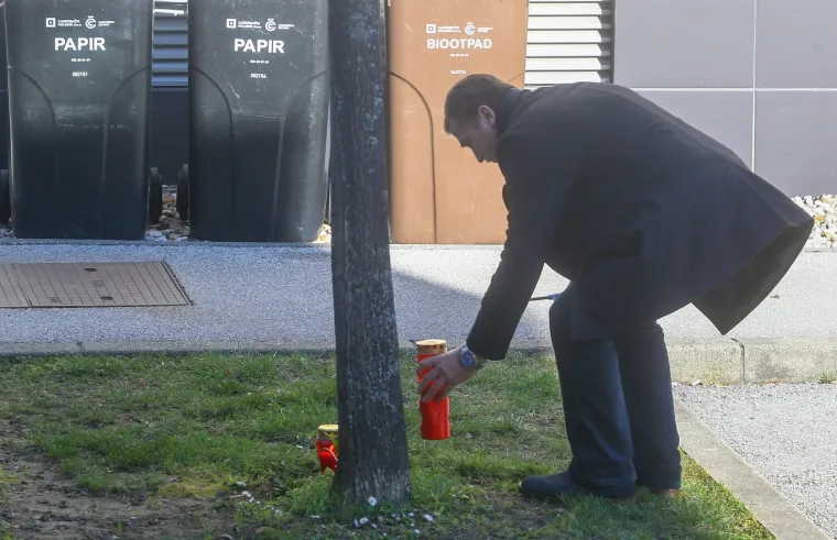 Opro&scaron;taj od Bandića: Građani pale svijeće ispred zgrade u kojoj je živio gradonačelnik
