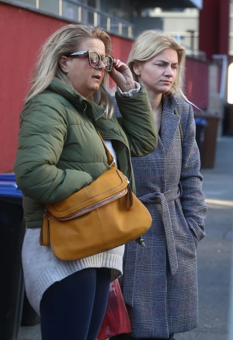 Opro&scaron;taj od Bandića: Građani pale svijeće ispred zgrade u kojoj je živio gradonačelnik