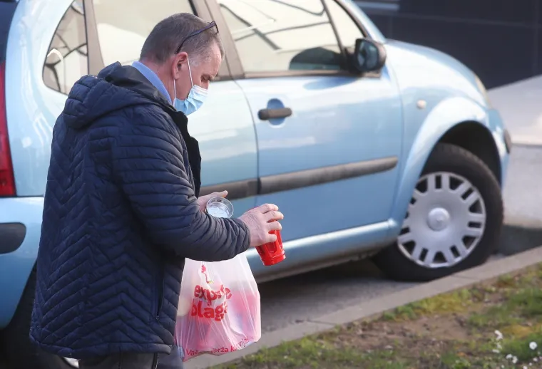 Opro&scaron;taj od Bandića: Građani pale svijeće ispred zgrade u kojoj je živio gradonačelnik