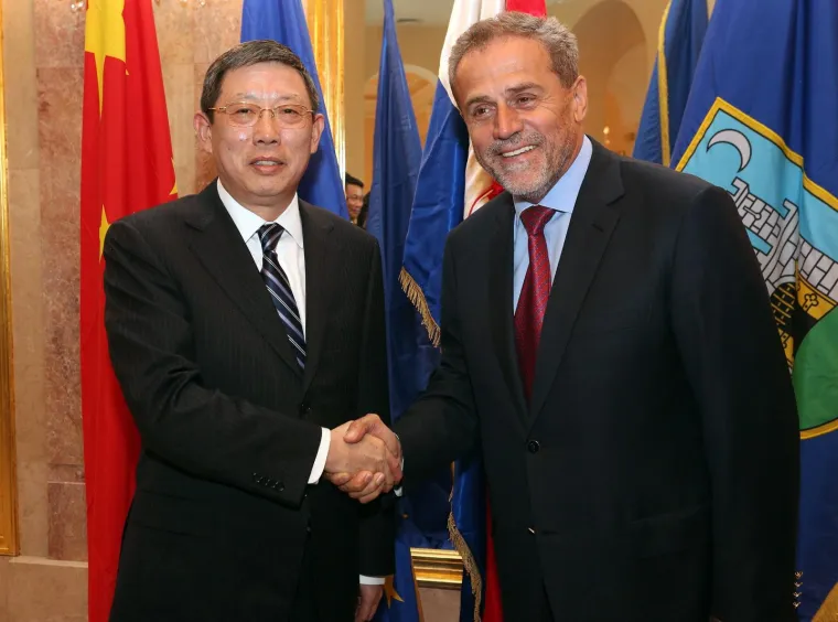 02.09.2013., Zagreb - U palači Dverce gradonačelnik Milan Bandić primio je gradonačelnika &Scaron;angaja Yanga Xionga te su potpisali Memorandum razumijevanja o prijateljstvu i suradnji između Zagreba i &Scaron;angaja.