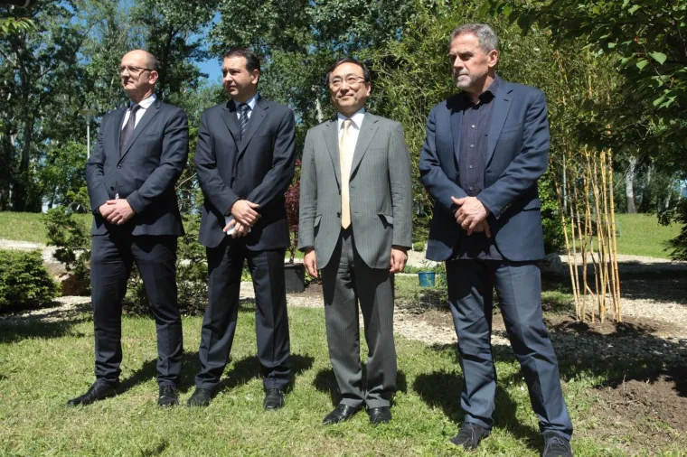 12.05.2014., Zagreb - Gradonačelnik Milan Bandić i veleposlanik Japana u Republici Hrvatskoj Keiji Ide posadili su javor na mjestu gdje bi u budućnosti na Bundeku trebao biti Japanski park.