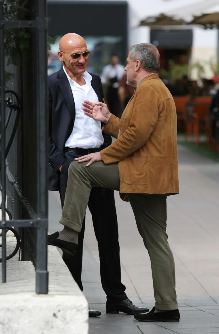 24.04.2015., Zagreb - Petar Pripuz i Milan Bandić u opu&scaron;tenom razgovoru na Cvjetnom trgu.