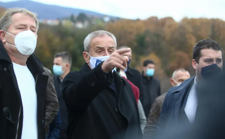 20.11.2020., Zagreb - Milan Bandić, u dru&scaron;tvu suradnika, obi&scaron;ao krematorij Gaj urni na Mirogoju.