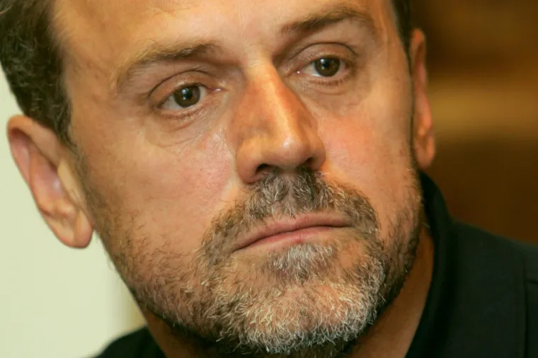 U noći sa subote na nedjelju u 66. godini života od srčanog udara umro je zagrebački gradonačelnik Milan Bandić. Bio jedan od najdugovječnijih političara u Hrvatskoj, a na čelu Zagreba je, s kraćim prekidima, bio od 2000. godine. Tijekom svoje dvadesetogodi&scaron;nje izuzetno sadržajne, ali i kontroverzne političke karijere, Bandić je o sebi stvarao sliku gradonačelnika koji je građanima dostupan cijelo vrijeme i koji radi 365 dana u godini. Krasila ga je velika energija i neposrednost u ophođenju s građanima &scaron;to je ostalo zabilježeno na nebrojenim fotografijama.