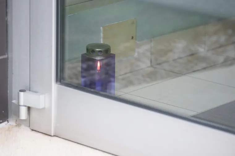 &ldquo;Pamtit ću ga kao prvo, dobroga čovjeka, i jednog od vjerojatno najvećih gradonačelnika koje je Zagreb ikad imao. Njegova djela govore o njemu&rdquo;, rekao je gospodin koji je pred ulazom u zgradu u kojoj je živio Milan Bandić zapalio svijeću. &ldquo;Bilo je puno gre&scaron;aka, ali on je jedini dotepenec koji je usvojil zagrebački dijalekt i to mu je za njegov &lsquo;kaj'&rdquo;, rekla je jedna građanka.