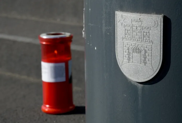 &ldquo;Susjedi smo. Prije svega iskrena sućut njegovoj familiji, sve nas je iznenadio. Svima nam je tako žao &scaron;to je tako brzo oti&scaron;ao, iznenadno&rdquo;, rekao je gospodin pred zgradom u Bužanovoj ulici za N1.
Photo: Josip Regović/Pixsell