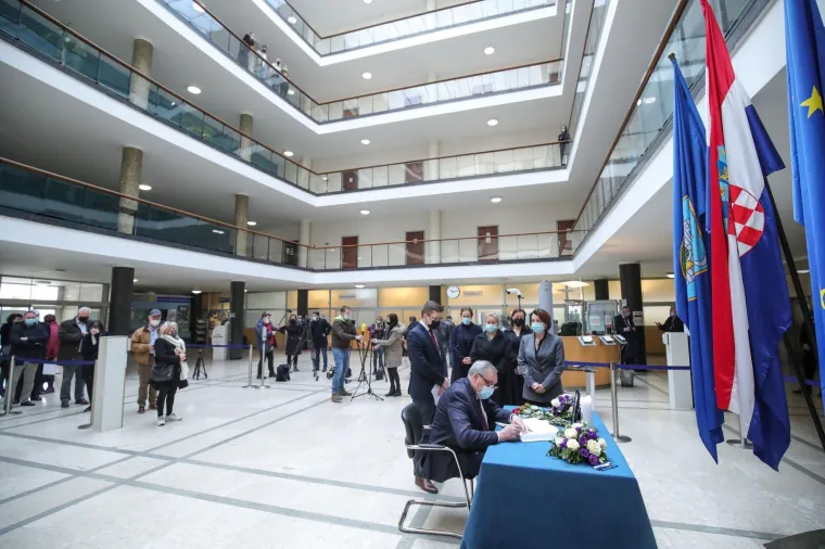 Tuga zbog smrti, poznati se upisuju u knjige žalosti: Bandićeva zamjenica plakala u Poglavarstvu...