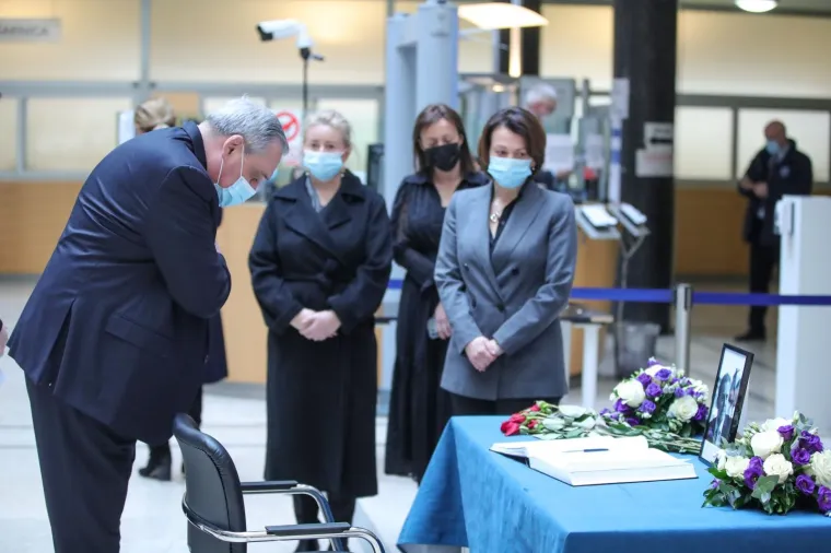 Tuga zbog smrti, poznati se upisuju u knjige žalosti: Bandićeva zamjenica plakala u Poglavarstvu...