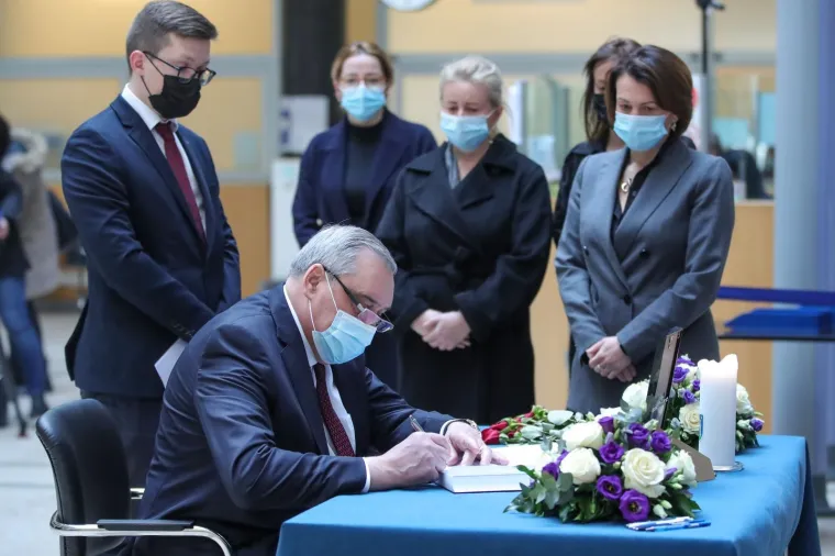 Tuga zbog smrti, poznati se upisuju u knjige žalosti: Bandićeva zamjenica plakala u Poglavarstvu...