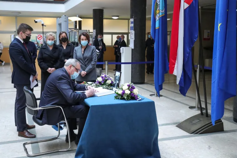 Tuga zbog smrti, poznati se upisuju u knjige žalosti: Bandićeva zamjenica plakala u Poglavarstvu...