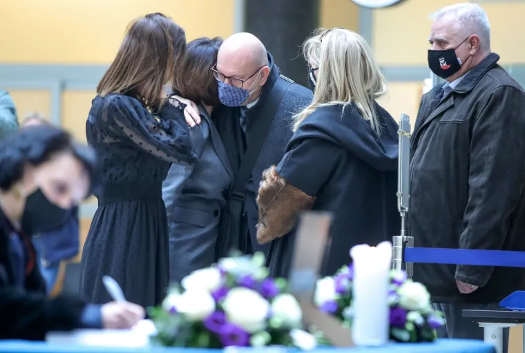 Tuga zbog smrti, poznati se upisuju u knjige žalosti: Bandićeva zamjenica plakala u Poglavarstvu...