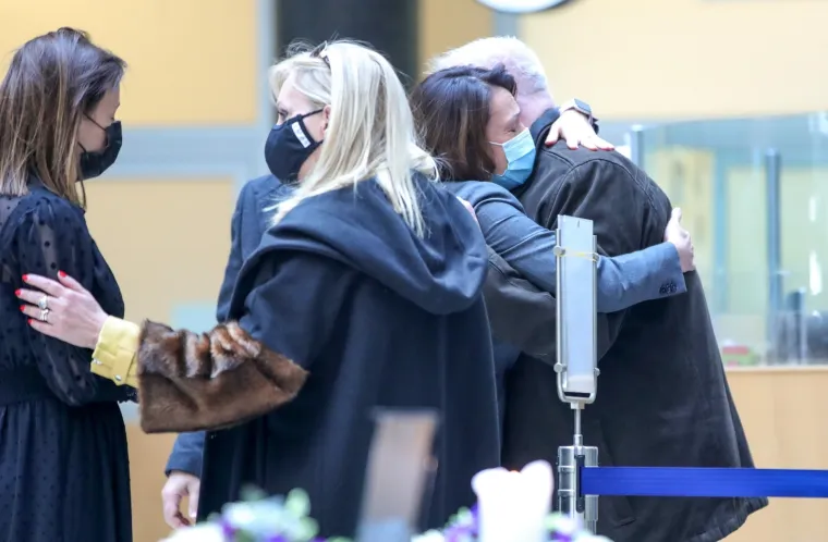 Tuga zbog smrti, poznati se upisuju u knjige žalosti: Bandićeva zamjenica plakala u Poglavarstvu...