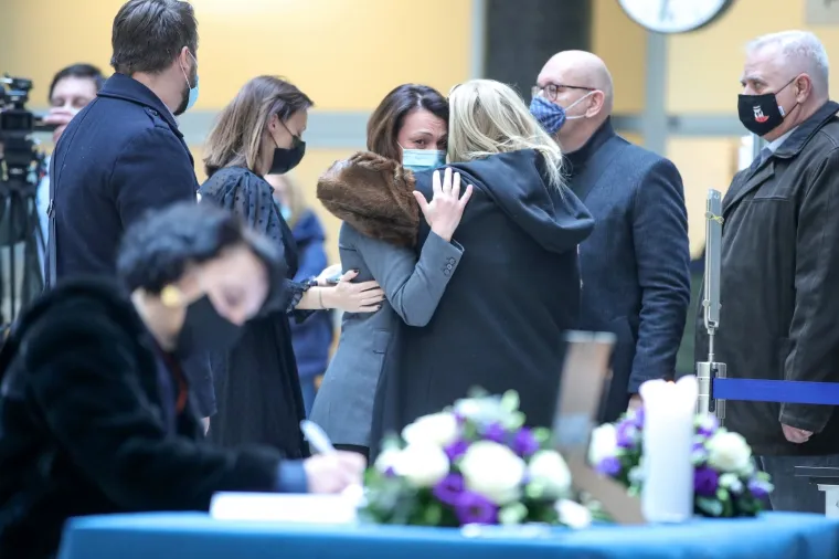 Tuga zbog smrti, poznati se upisuju u knjige žalosti: Bandićeva zamjenica plakala u Poglavarstvu...