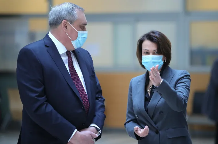 Tuga zbog smrti, poznati se upisuju u knjige žalosti: Bandićeva zamjenica plakala u Poglavarstvu...