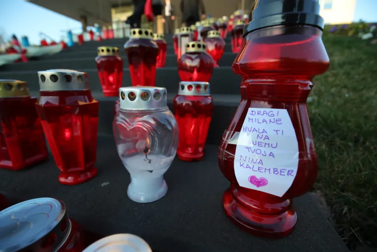 Građani Zagreba upisuju se u Knjigu žalosti za preminulog Bandića