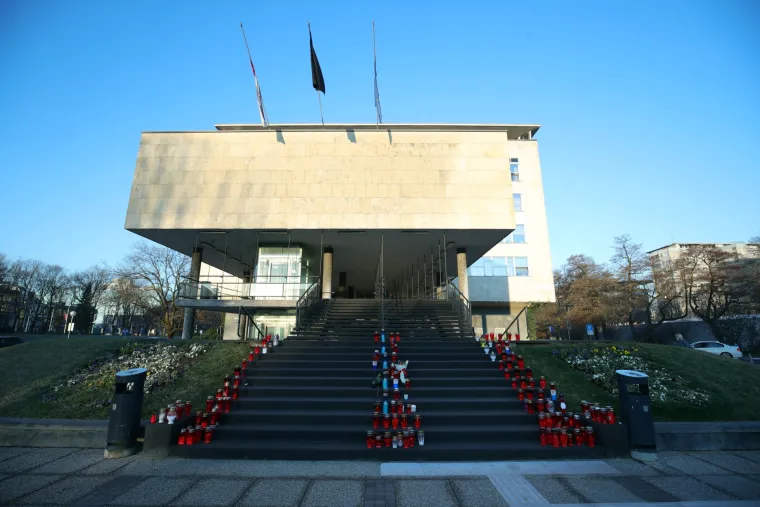 Građani Zagreba upisuju se u Knjigu žalosti za preminulog Bandića