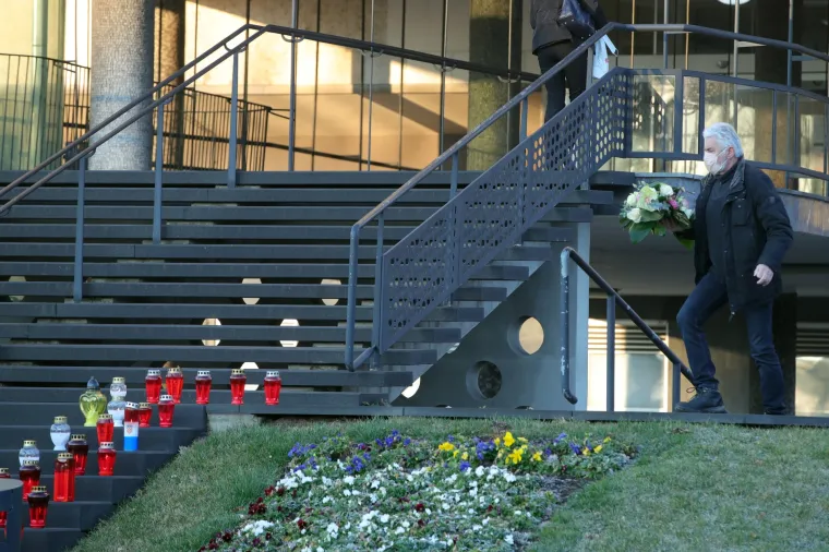 Građani Zagreba upisuju se u Knjigu žalosti za preminulog Bandića